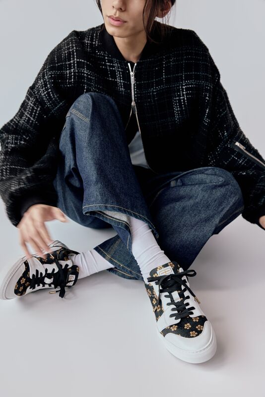 Low-cut sneakers with black shoelaces