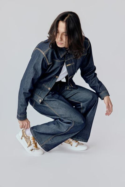 Low-cut sneakers with ochre shoelaces