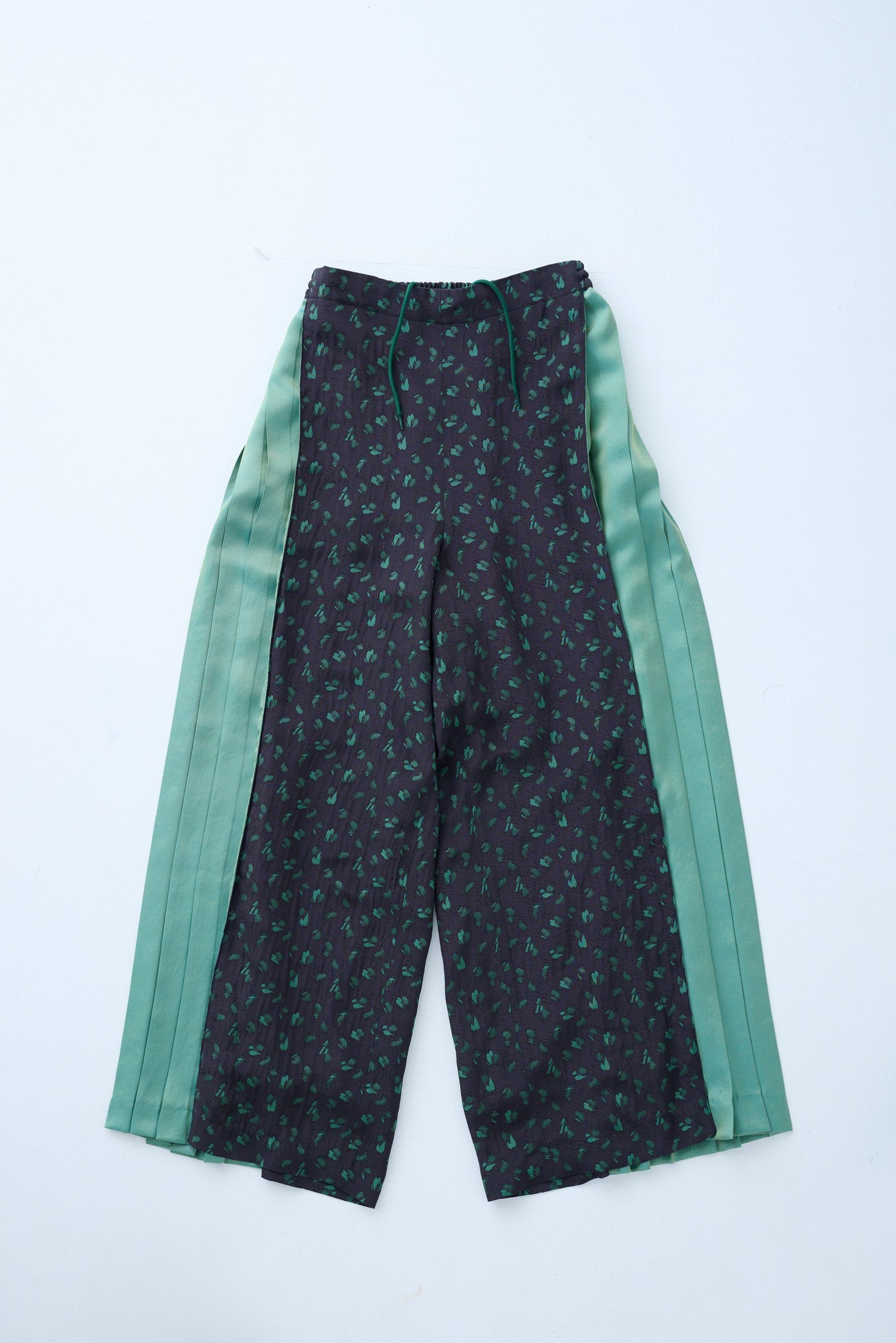 Side pleated long pants