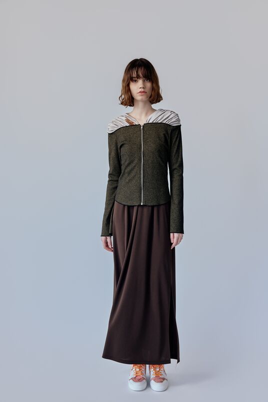 Low-cut sneakers with orange shoelaces