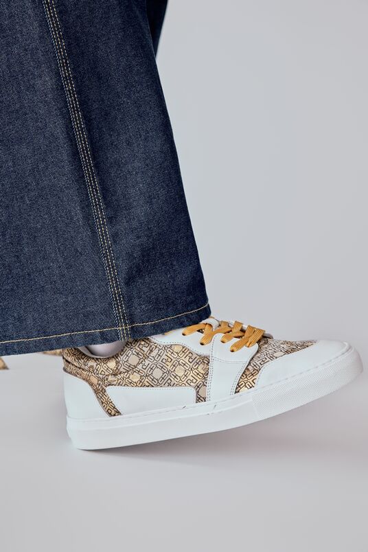 Low-cut sneakers with ochre shoelaces