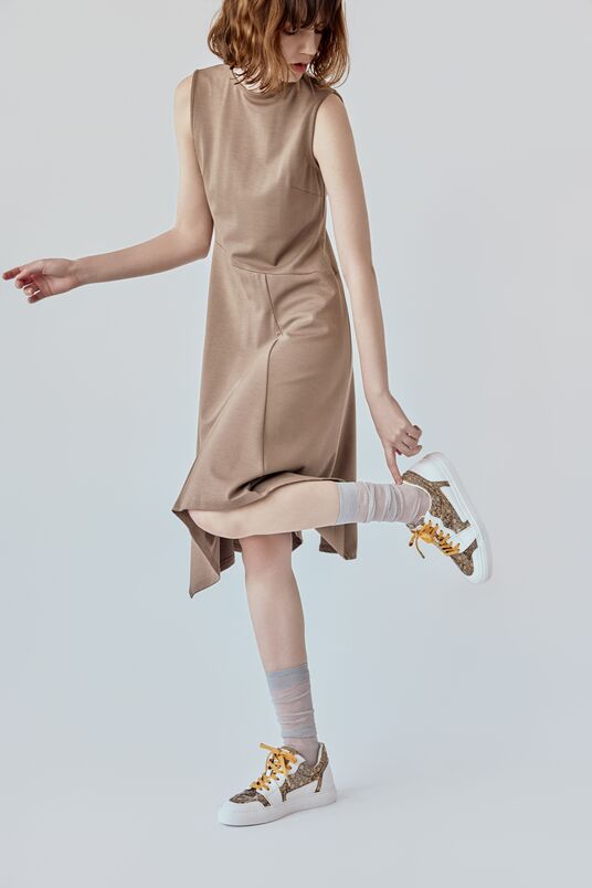 Low-cut sneakers with ochre shoelaces