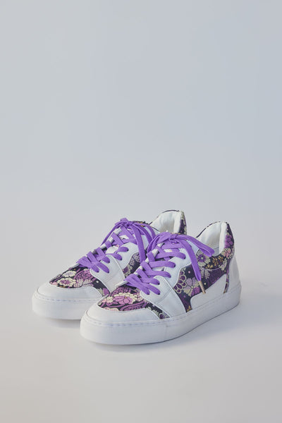 Low-cut sneakers with purple shoelaces