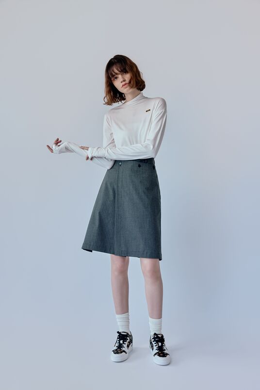 Low-cut sneakers with black shoelaces