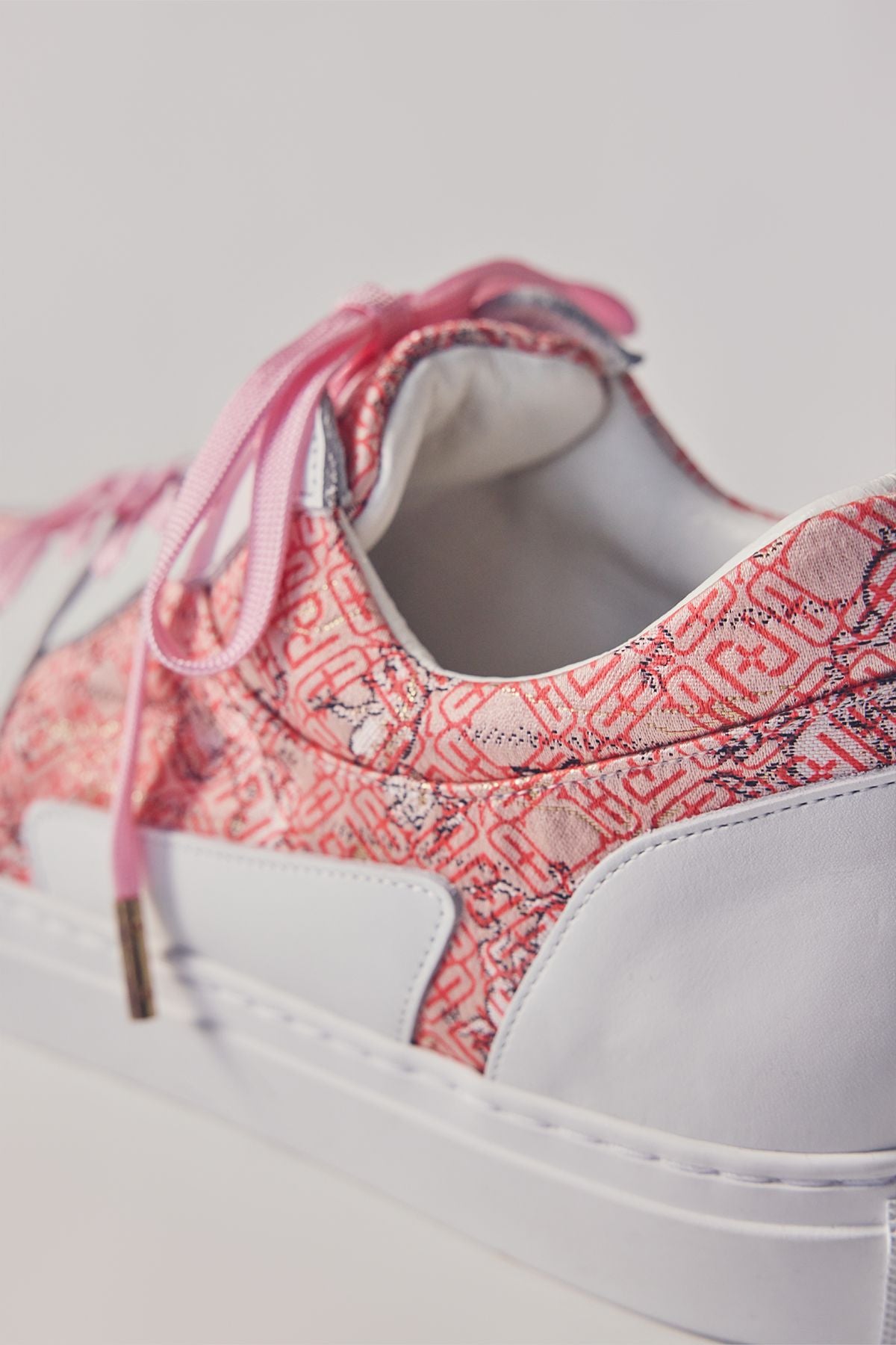 Low-cut sneakers with pink shoelaces