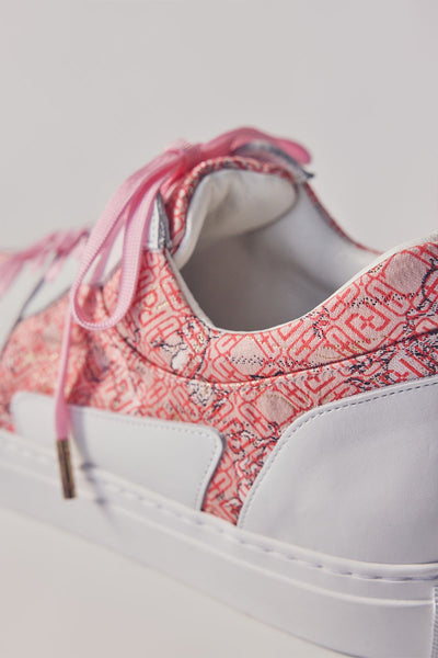 Low-cut sneakers with pink shoelaces