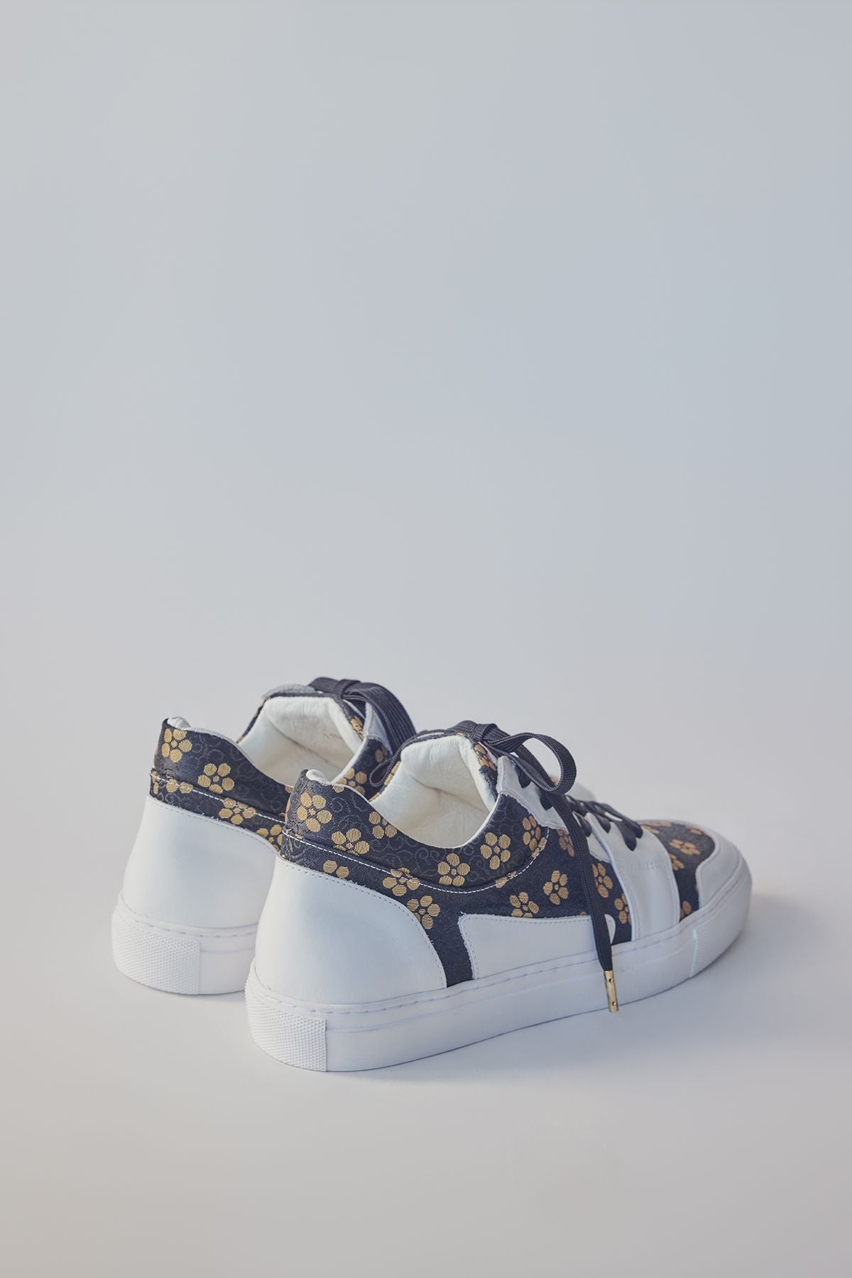 Low-cut sneakers with black shoelaces