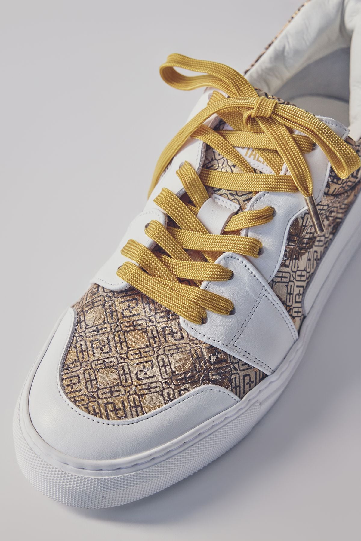 Low-cut sneakers with ochre shoelaces
