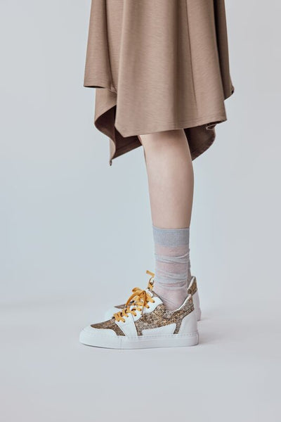 Low-cut sneakers with ochre shoelaces